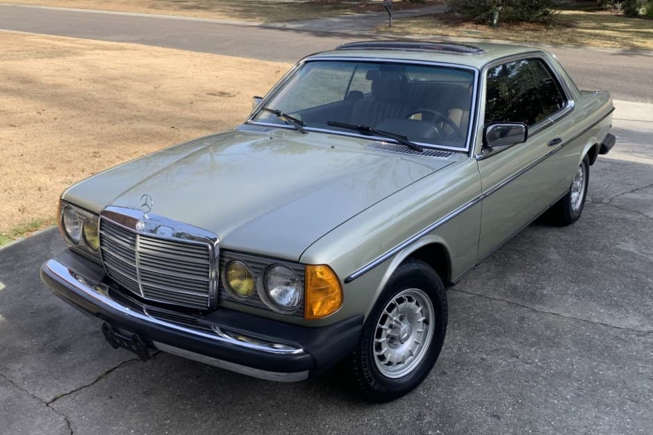 1982 Mercedes-Benz W123 sold for $20,000