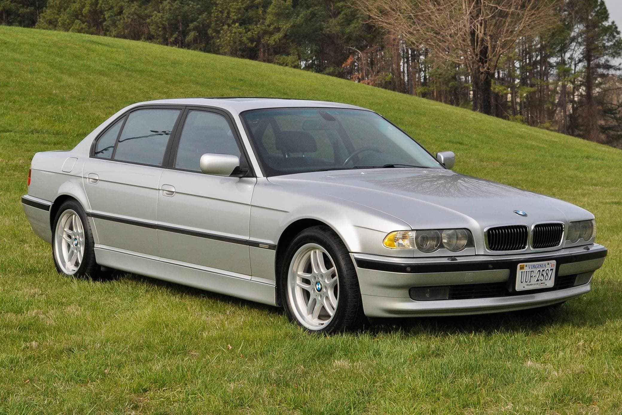 2001 BMW 7 Series sold for $11,000