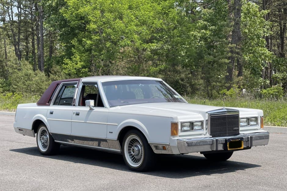 1989 Lincoln Town Car sold for $11,850