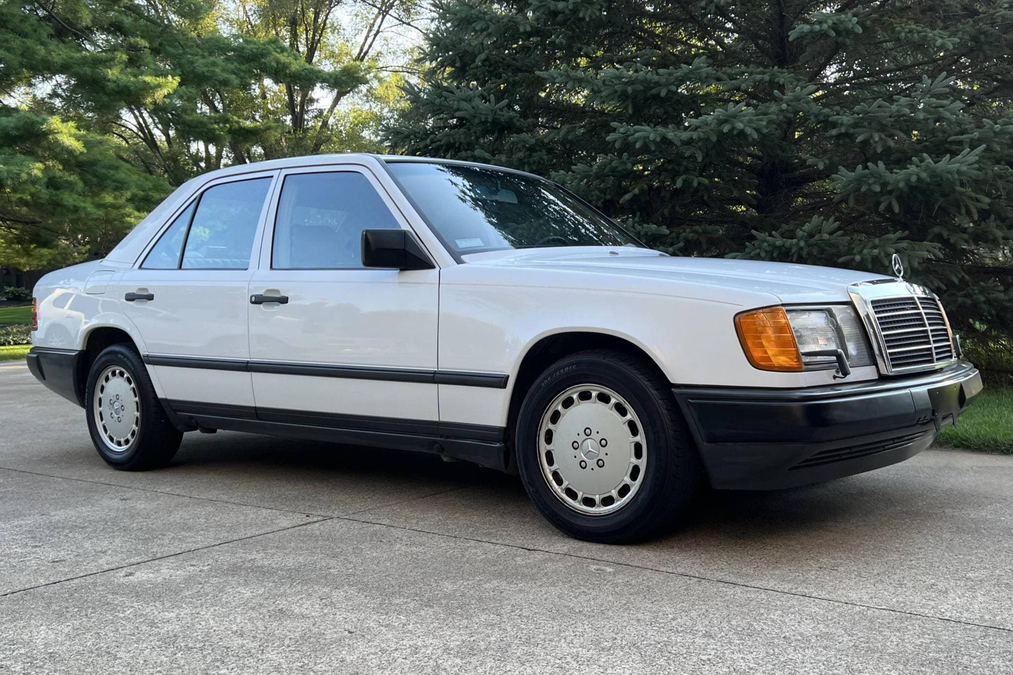 1988 Mercedes-Benz E-Class sold for $7,800