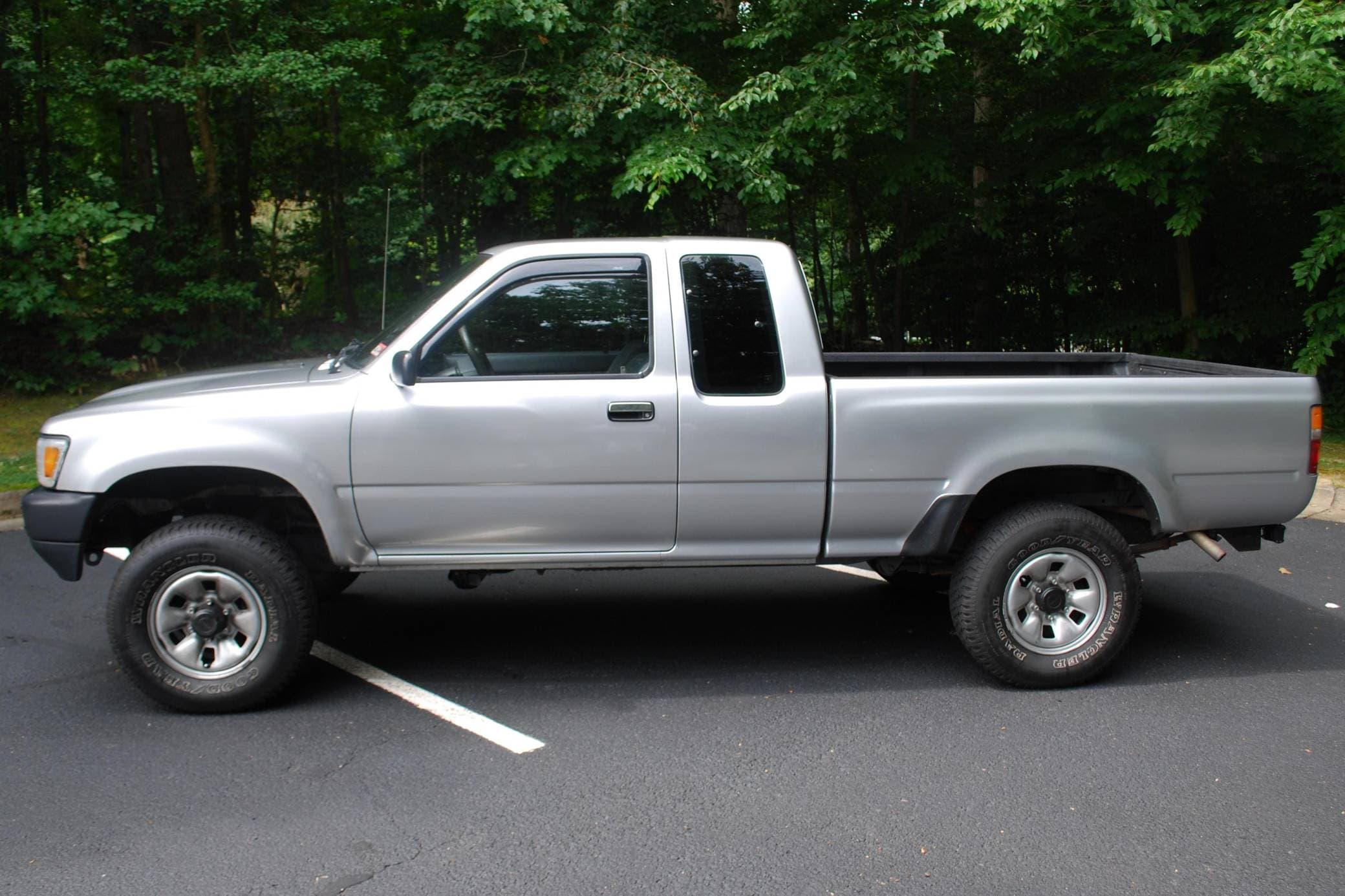 1989 Toyota Pickup sold for $7,100