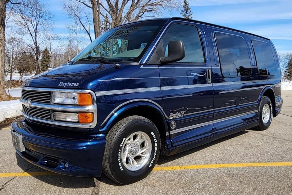2000 Chevrolet Express sold for $31,000