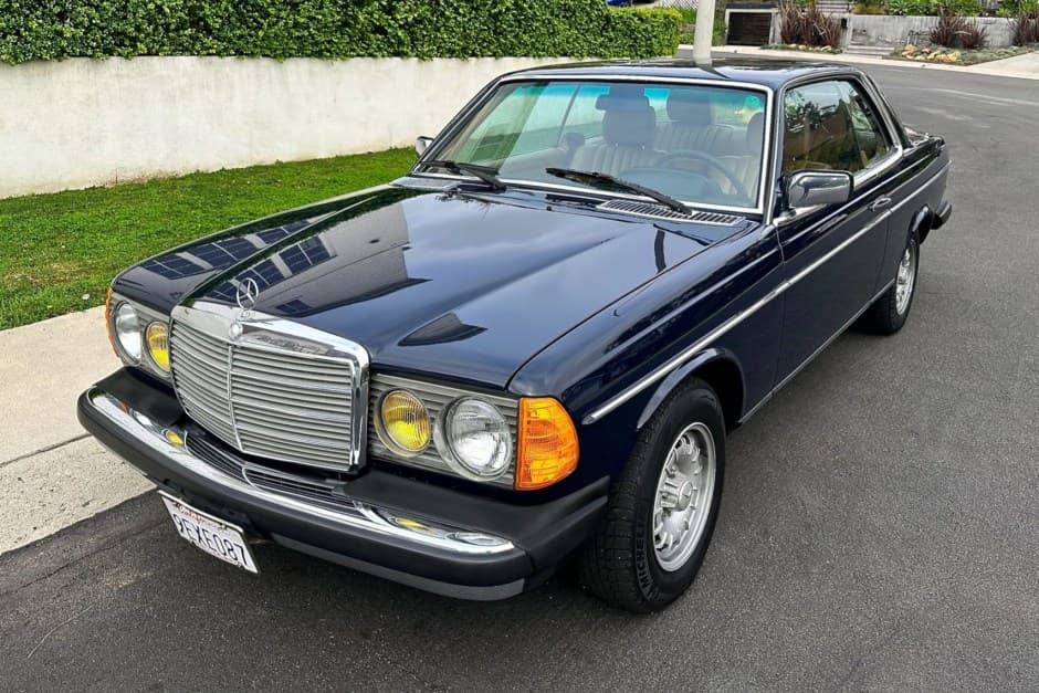 1982 Mercedes-Benz W123 sold for $42,750