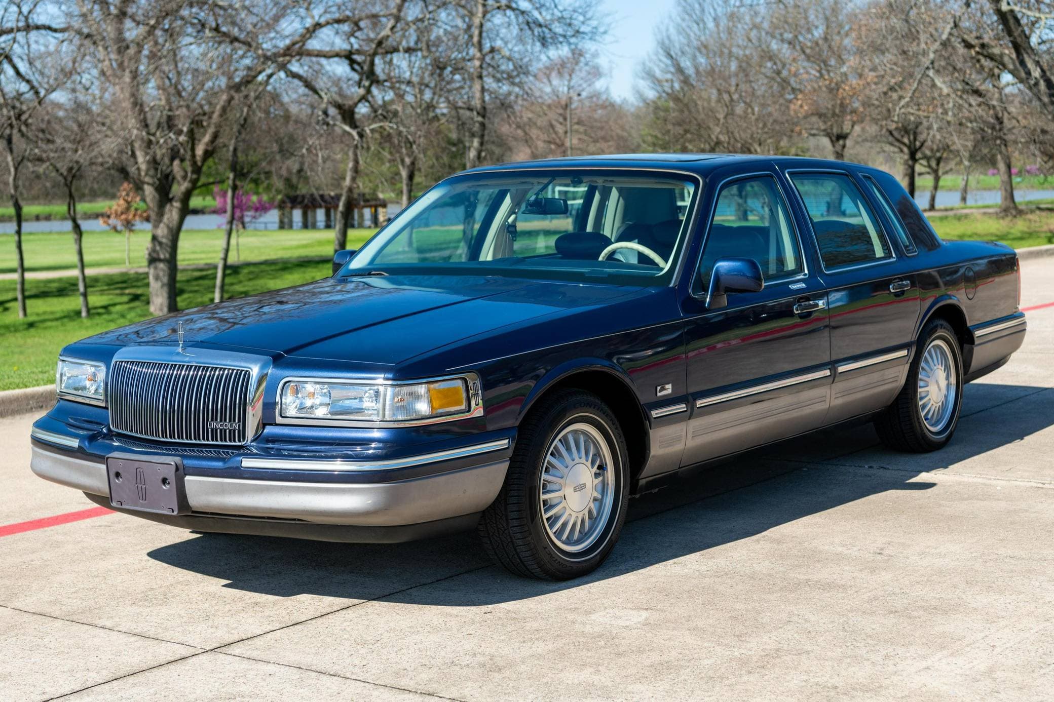 1995 Lincoln Town Car sold for $14,400