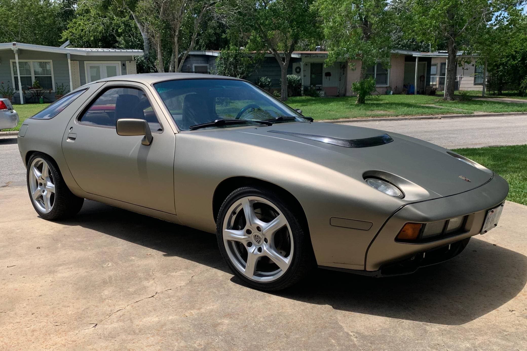 1982 Porsche 928 sold for $15,500