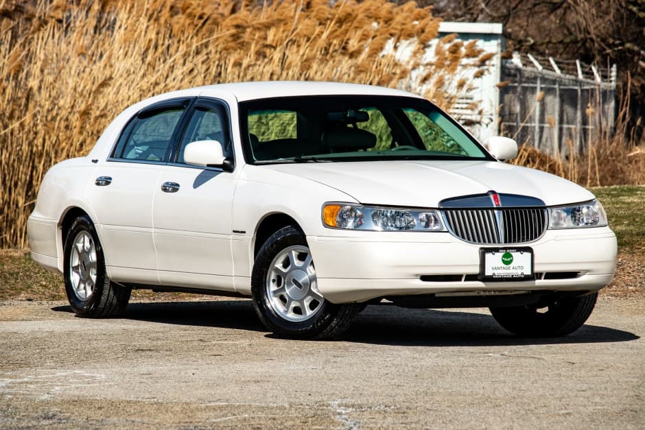 2000 Lincoln Town Car sold for $16,350