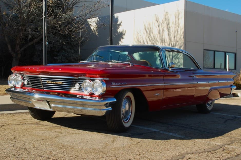 1960 Pontiac Bonneville sold for $17,055