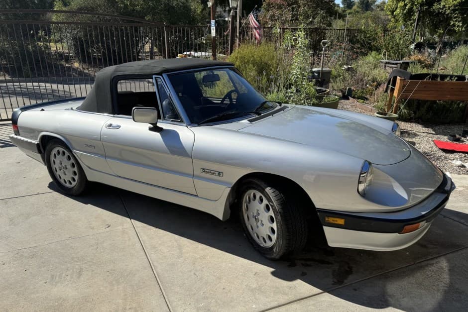 1990 Alfa Romeo 105/115 Spider Series 3 sold for $9,100