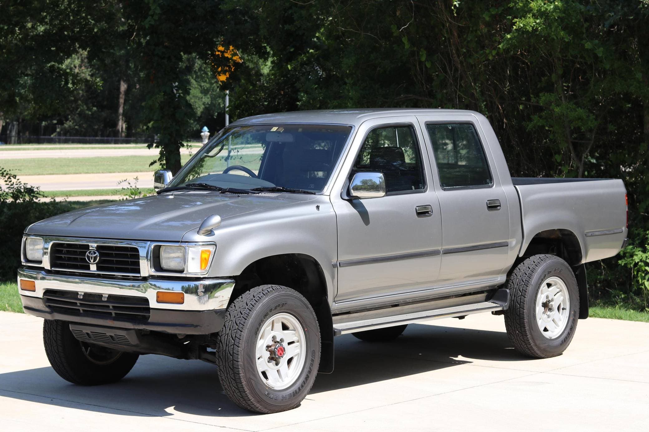 1995 Toyota Hilux sold for $12,100