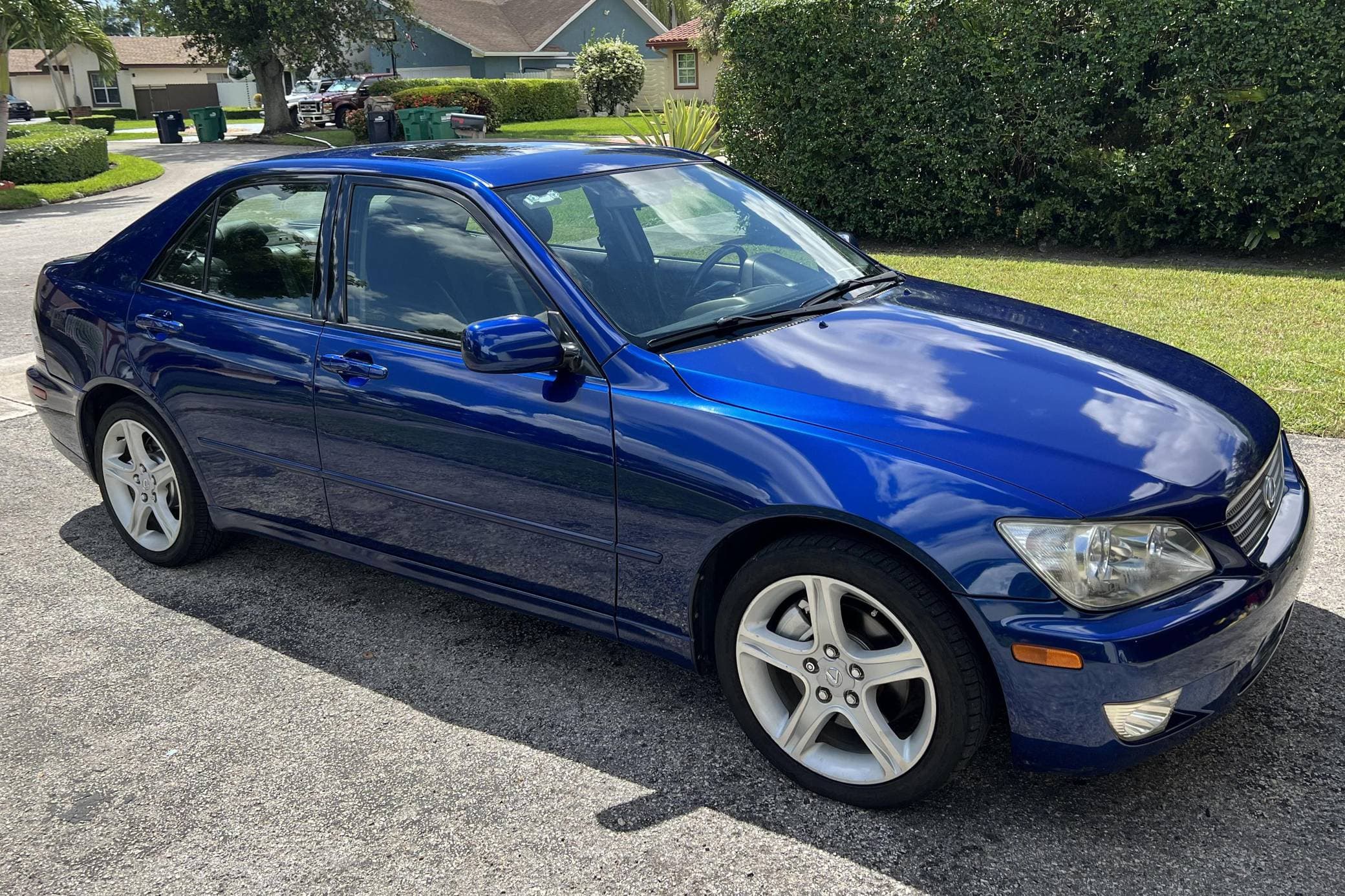2001 Lexus IS sold for $8,650