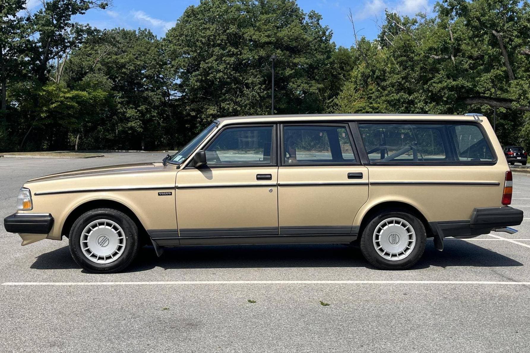 1988 Volvo 240 sold for $7,569