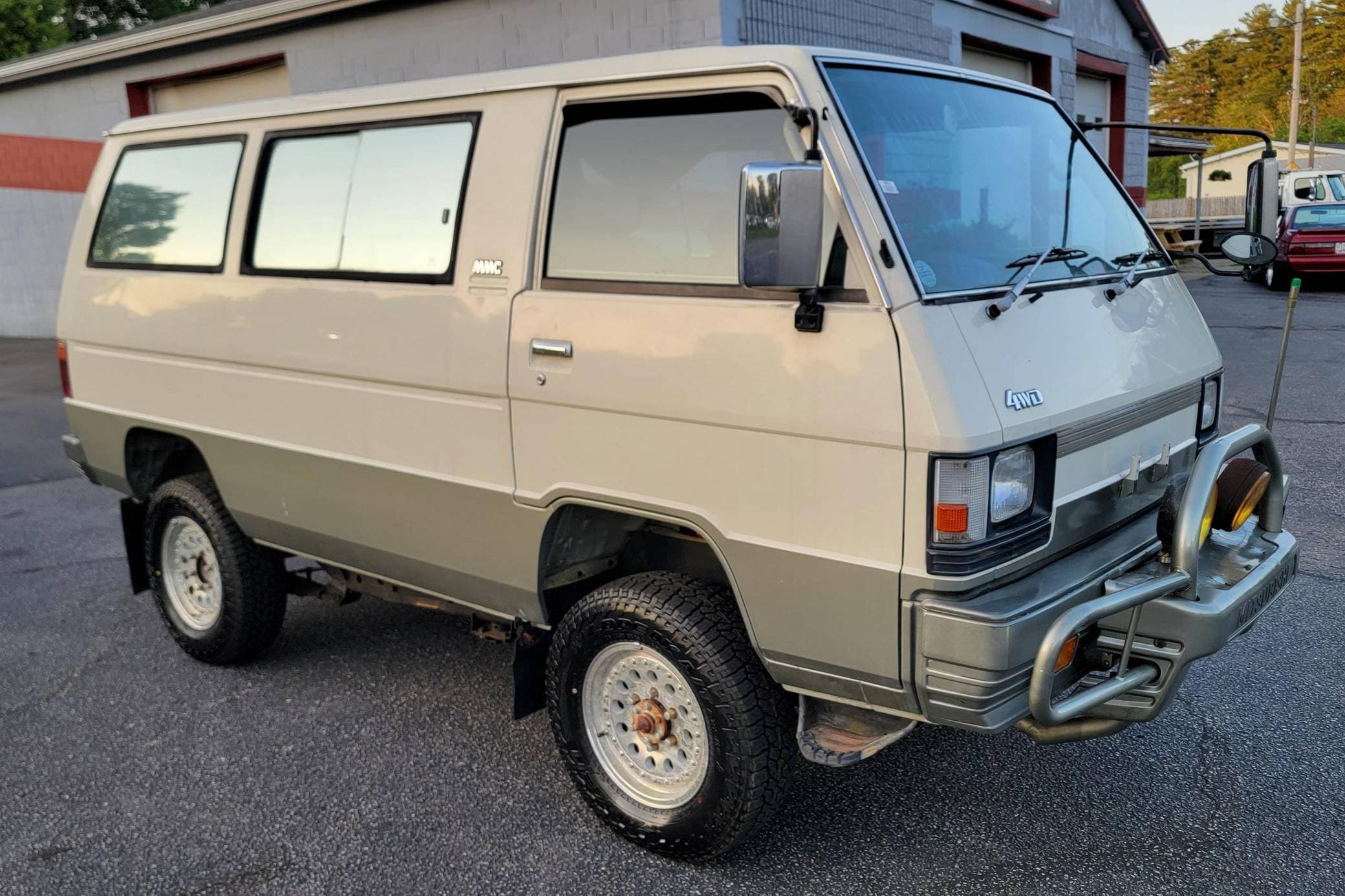 1986 Mitsubishi Delica sold for $7,600
