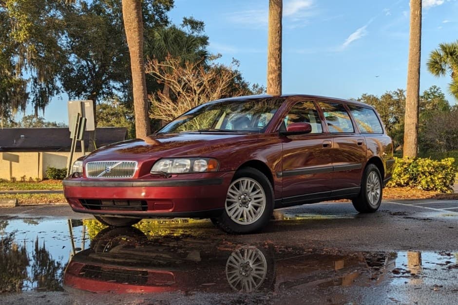 2004 Volvo V70 sold for $8,400
