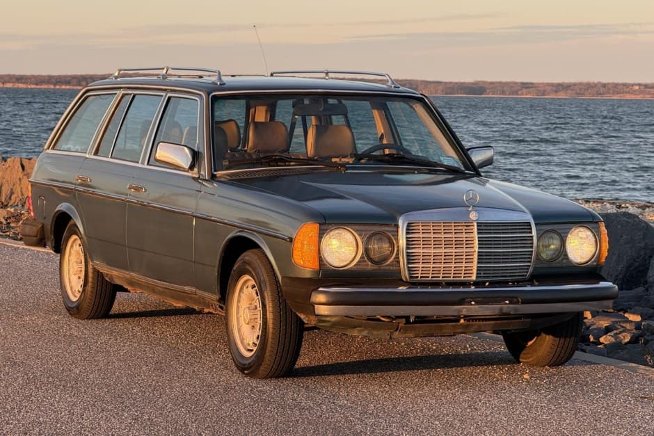 1983 Mercedes-Benz W123 sold for $7,000