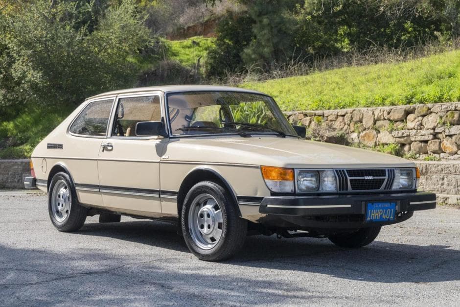 1983 Saab 900 sold for $11,550