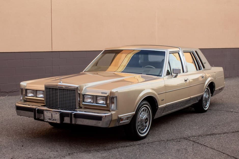 1986 Lincoln Town Car sold for $12,750