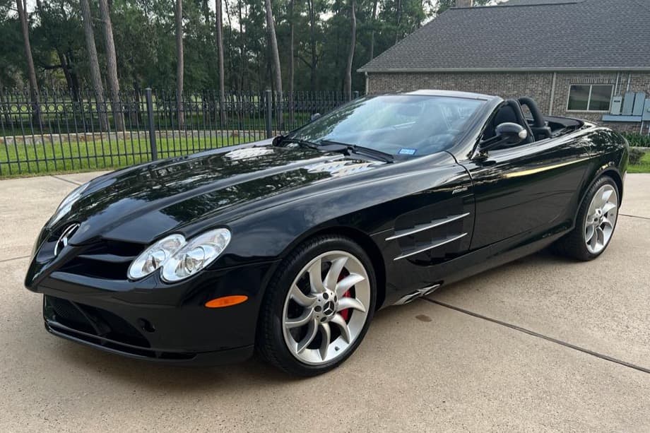 2008 Mercedes-Benz SLR McLaren sold for $303,030