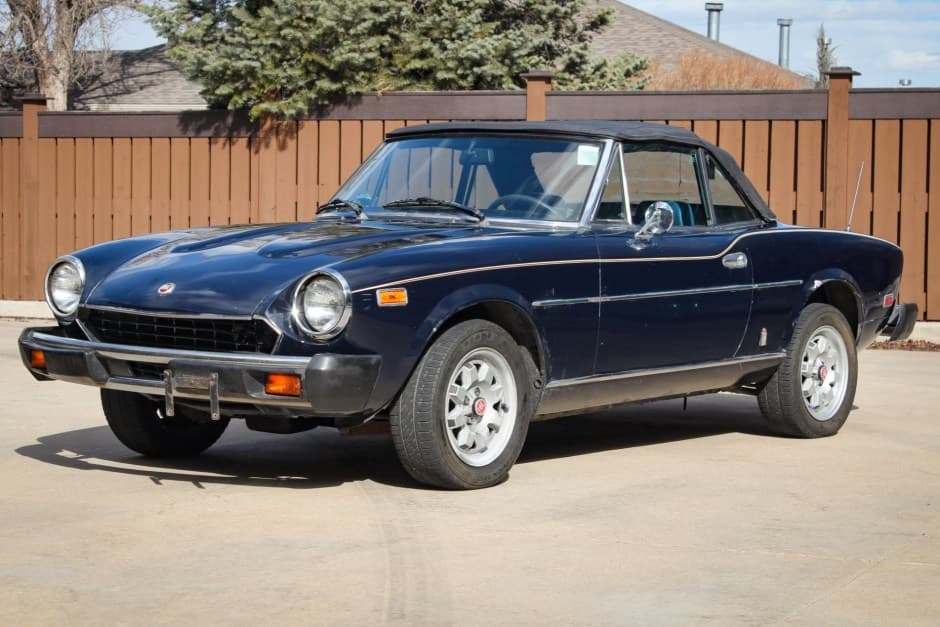 1982 Fiat 124 Spider (1966-1985) sold for $2,400