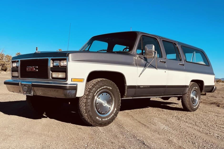 1989 GMC Suburban (1973-1991) sold for $10,200