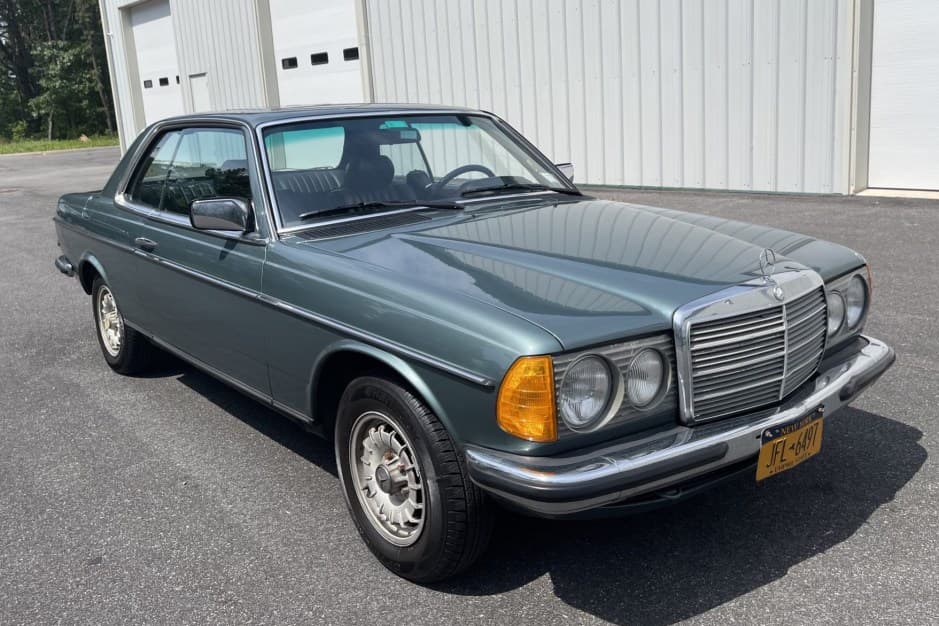1985 Mercedes-Benz W123 sold for $10,800