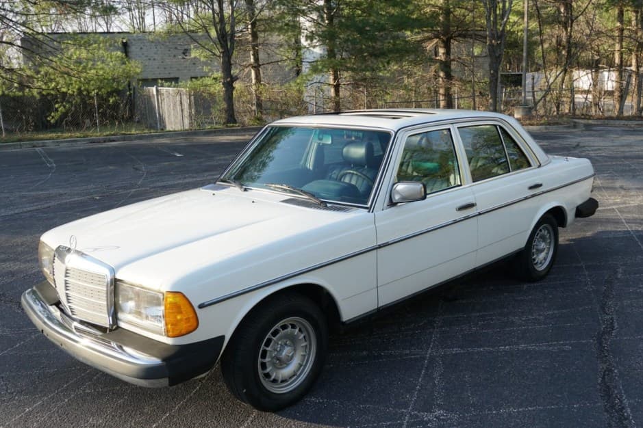 1982 Mercedes-Benz W123 sold for $10,250