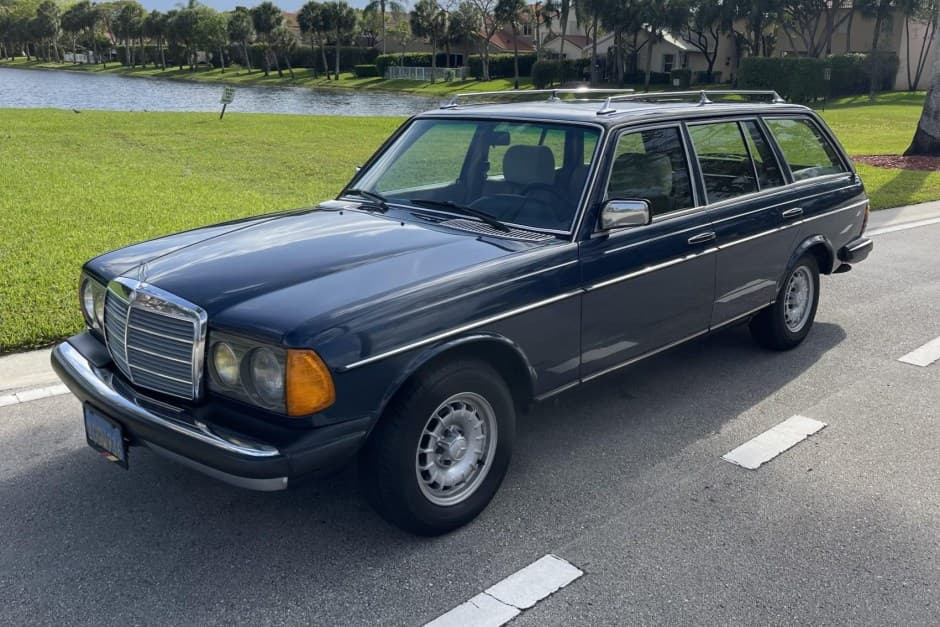 1982 Mercedes-Benz W123 sold for $11,500