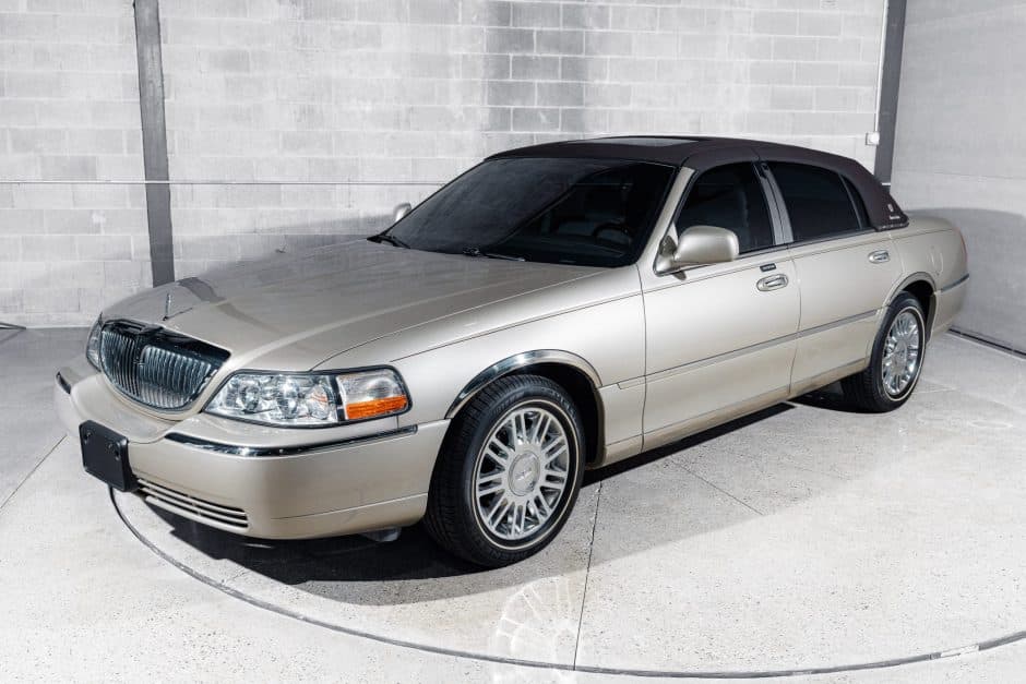 2007 Lincoln Town Car sold for $21,000