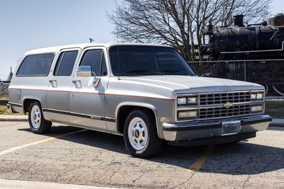 1990 Chevrolet Suburban (1973-1991) sold for $11,500