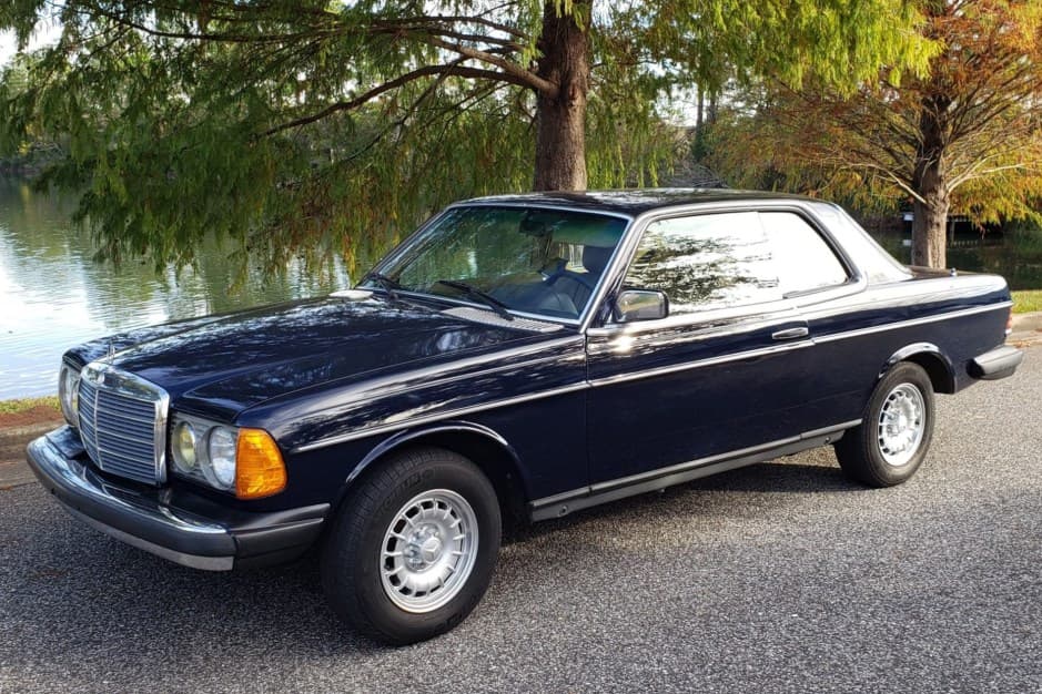 1982 Mercedes-Benz W123 sold for $17,500