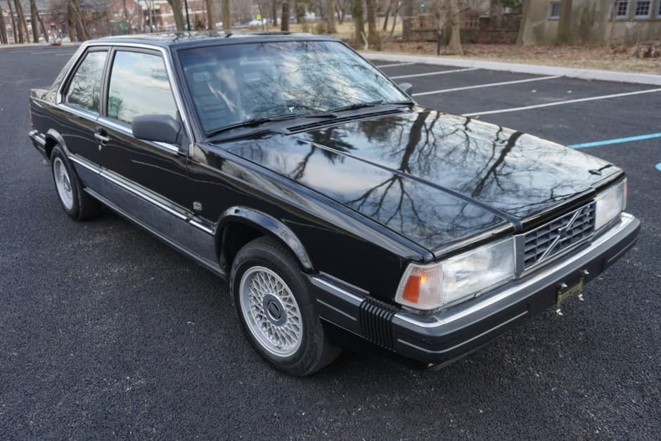 1990 Volvo 700-Series sold for $8,600