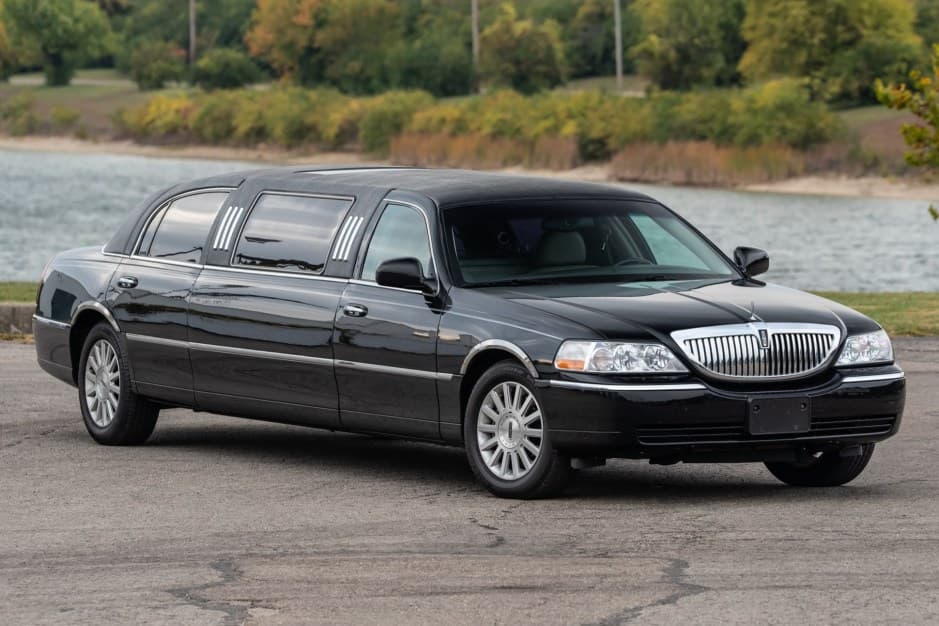 2003 Lincoln Town Car sold for $11,500