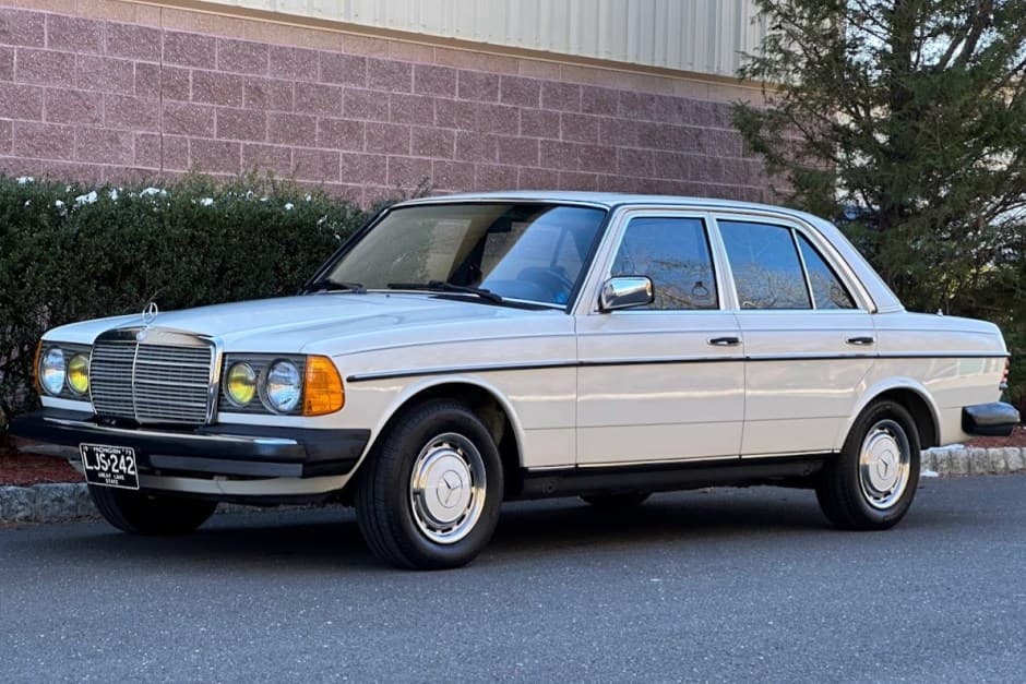 1983 Mercedes-Benz W123 sold for $25,250
