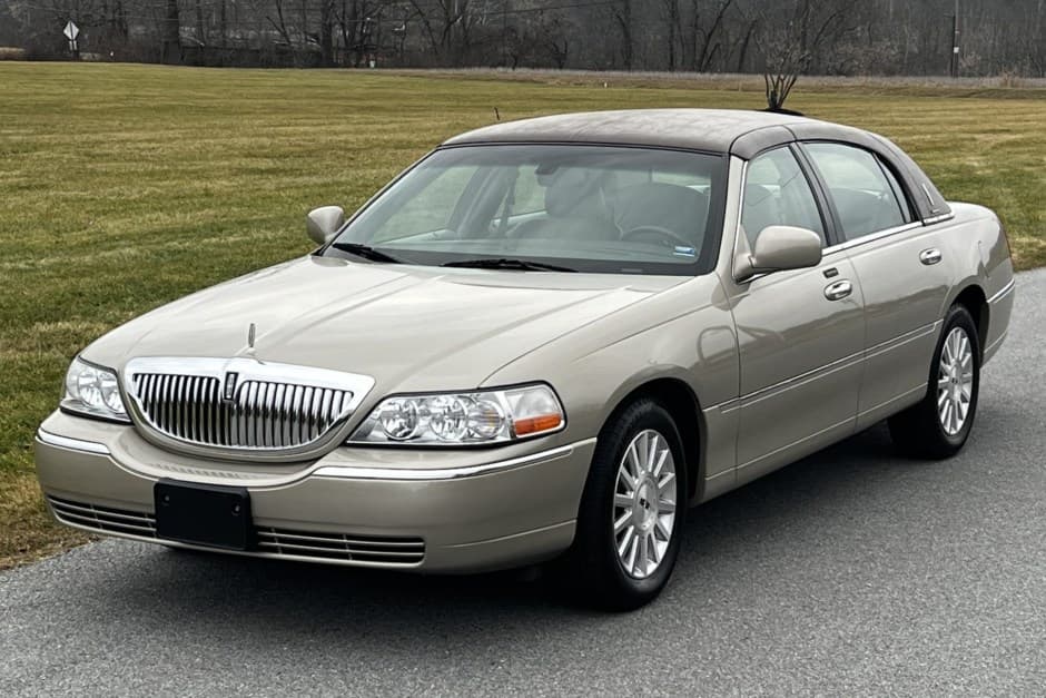 2004 Lincoln Town Car sold for $12,500
