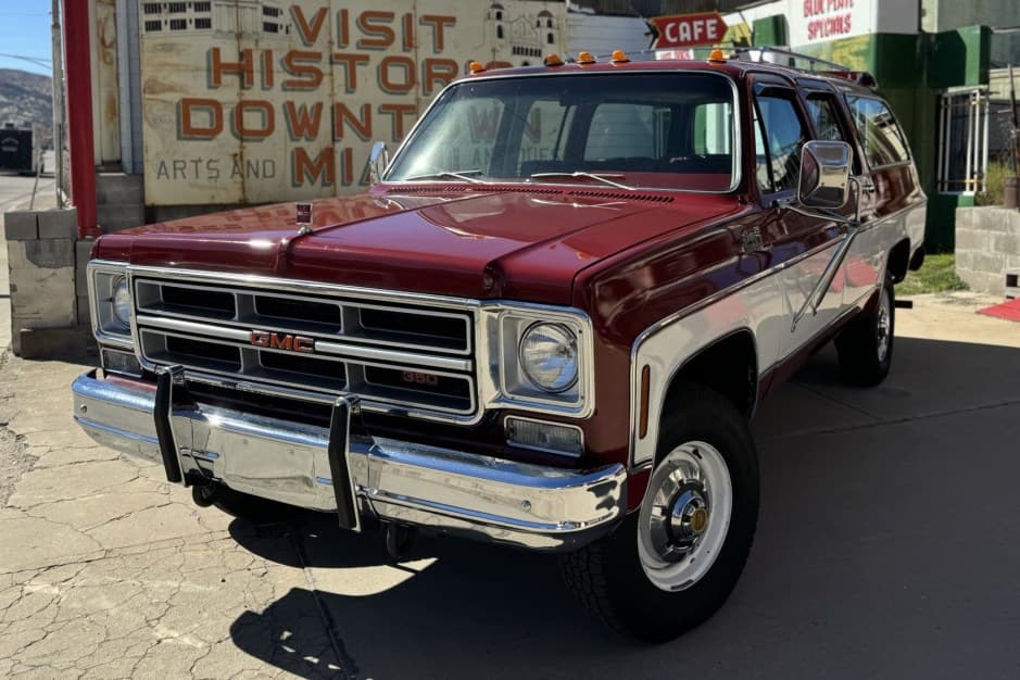 1975 GMC Suburban (1973-1991) sold for $23,750
