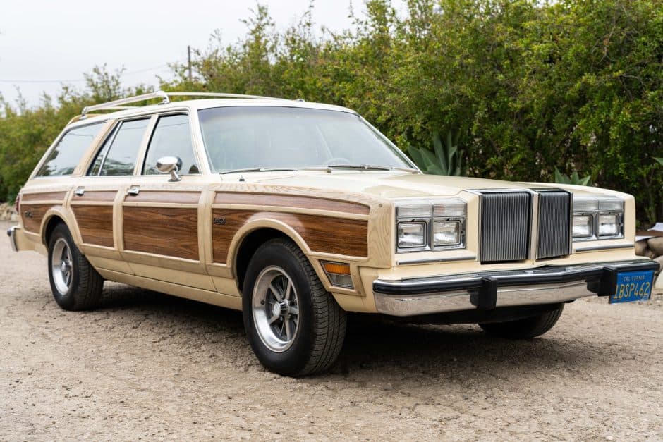 1981 Chrysler Town & Country sold for $6,400