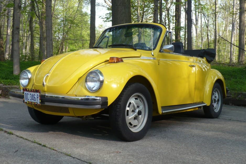 1975 Volkswagen Super Beetle sold for $12,400
