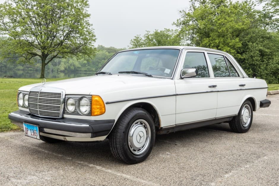 1978 Mercedes-Benz W123 sold for $7,300