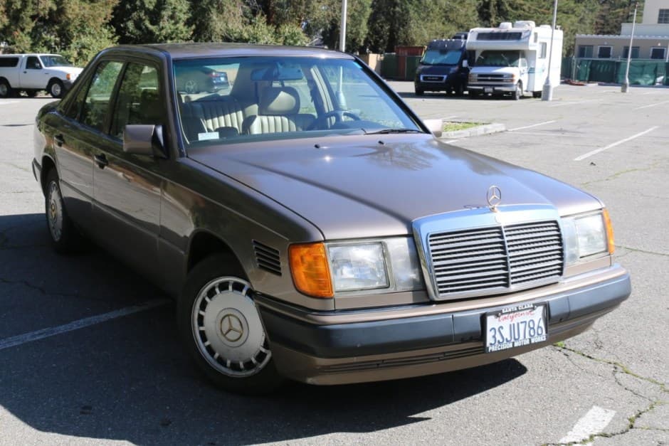 1992 Mercedes-Benz W124 E-Class sold for $6,600