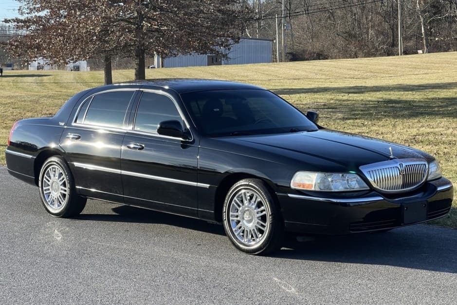 2009 Lincoln Town Car sold for $18,250