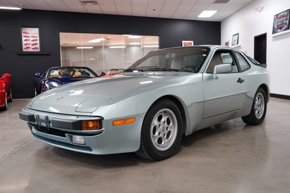 1985 Porsche 944 sold for $11,194