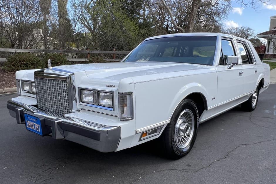 1986 Lincoln Town Car sold for $8,000