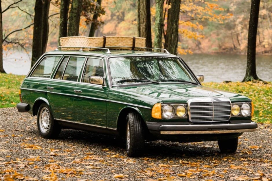 1985 Mercedes-Benz W123 sold for $27,427