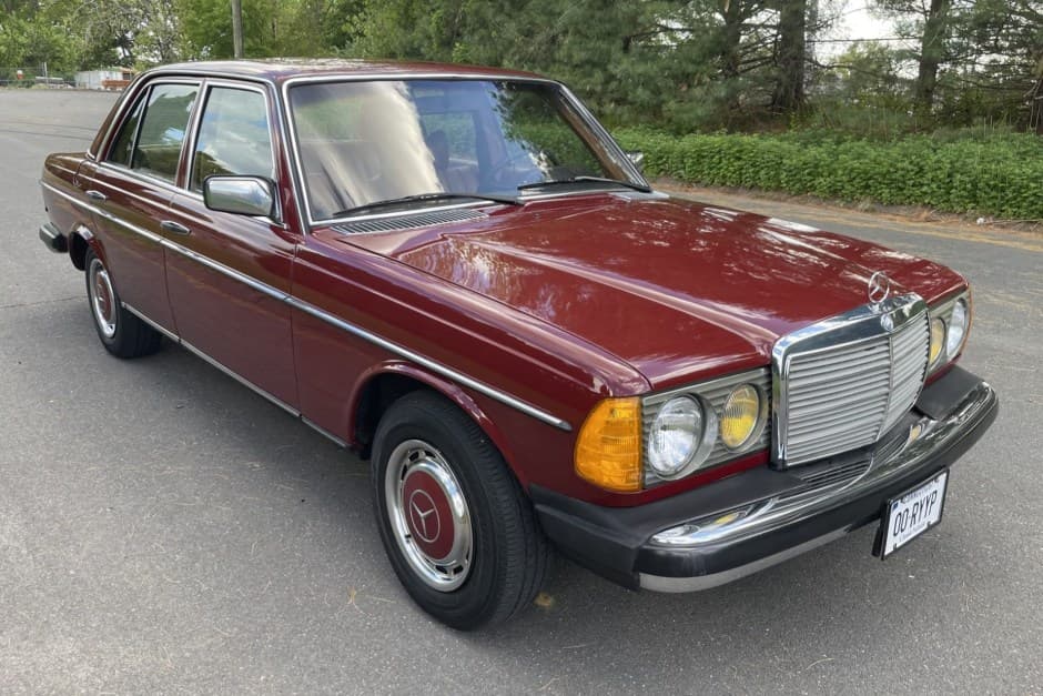 1978 Mercedes-Benz W123 sold for $8,050
