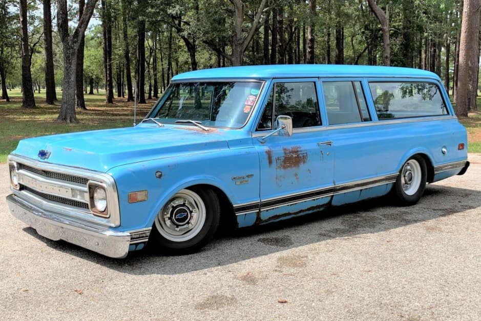 1969 Chevrolet Suburban (1967-1972) sold for $30,500