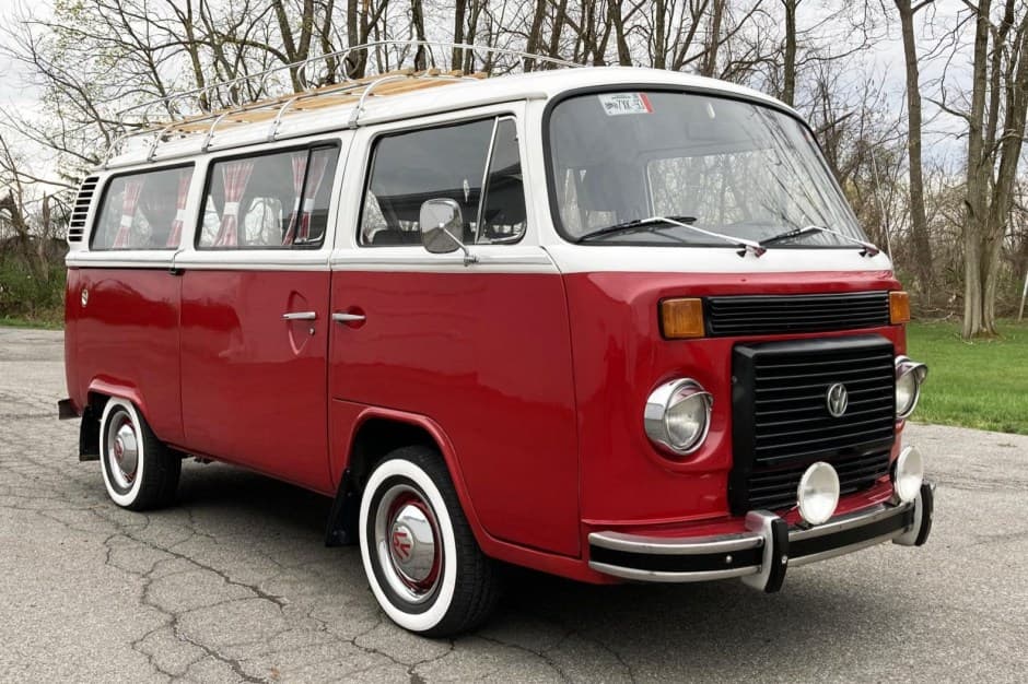 1988 Volkswagen Bay-Window Bus sold for $17,150