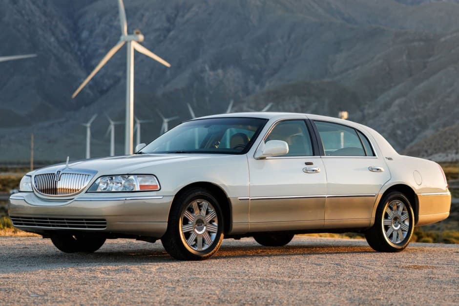 2005 Lincoln Town Car sold for $14,250