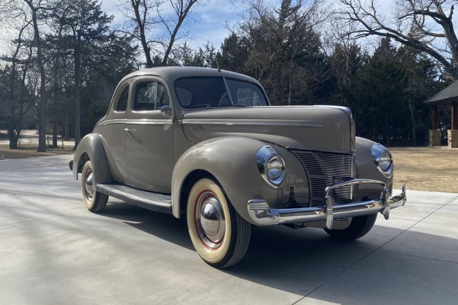 1940 Ford Standard, Deluxe, & Super Deluxe sold for $25,000