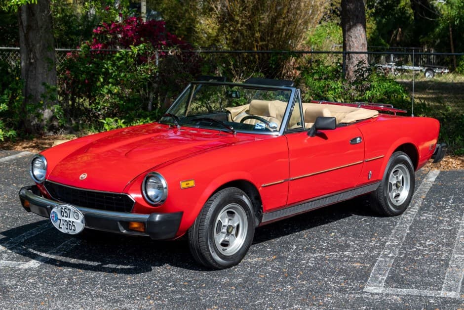 1981 Fiat 124 Spider (1966-1985) sold for $9,100