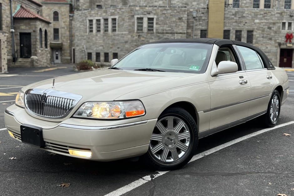 2003 Lincoln Town Car sold for $7,000