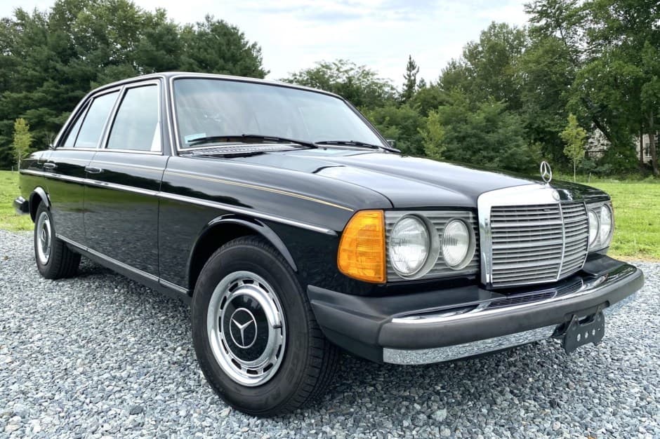 1979 Mercedes-Benz W123 sold for $24,250